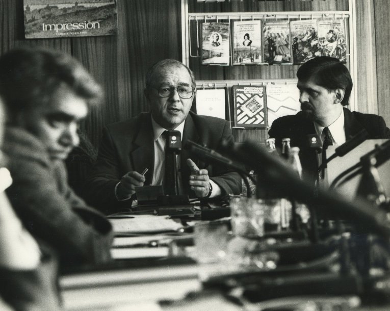 Віталій Коротич (у центрі)