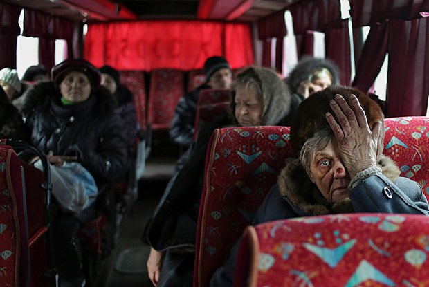 Жители Дебальцево во время эвакуации
