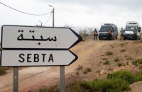Щонайменше 54 дитини та 30 дорослих перепливли з Марокко до іспанського анклаву Сеута