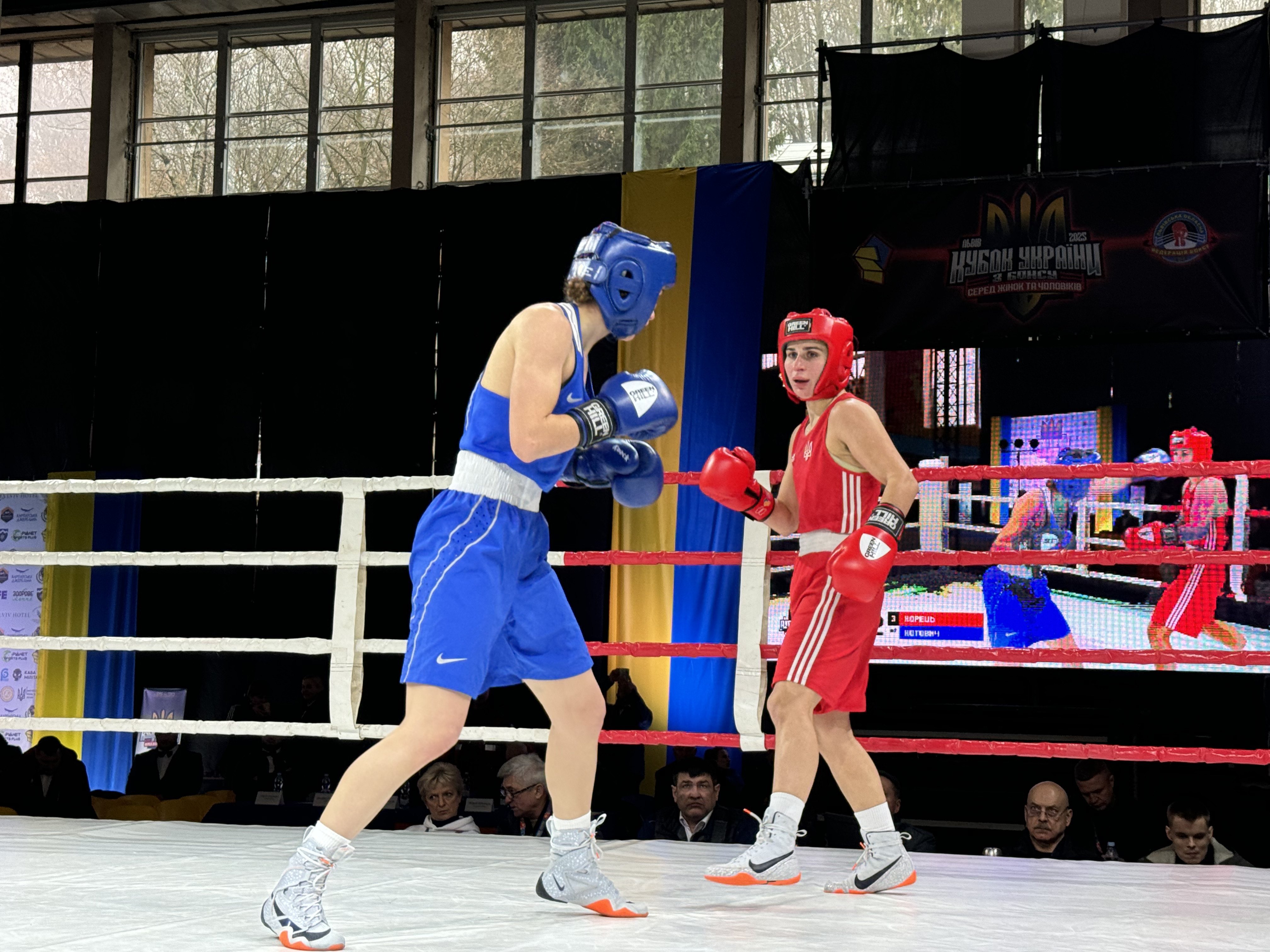 Вероніка Корець (праворуч) під час бою