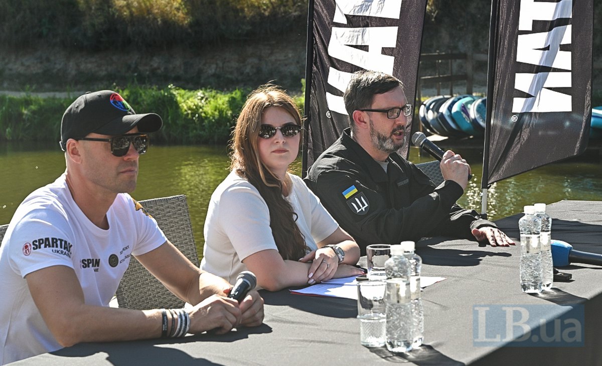 Олексій Вовк (ліворуч), Діана Подолянчук (по центру) і Євгеній Єрін (праворуч)