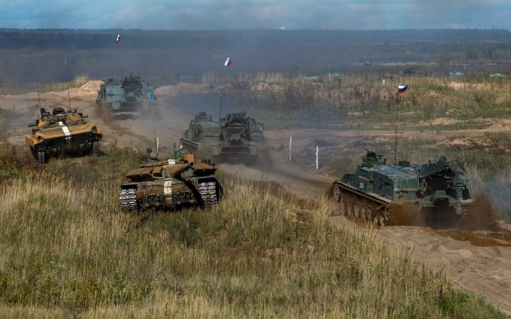 Росіяни обстрілюють окуповані села Херсонщини з танків під українськими прапорами