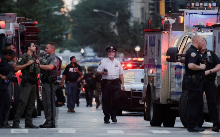 Чоловік відкрив вогонь у будівлі в центрі Нью-Йорка (оновлено)