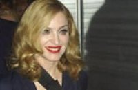 Фаны Мадонны час под ливнем прождали начала ее концерта в Питере