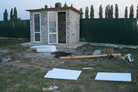 В селе под Киевом супругам подбросили хлебницу со взрывчаткой