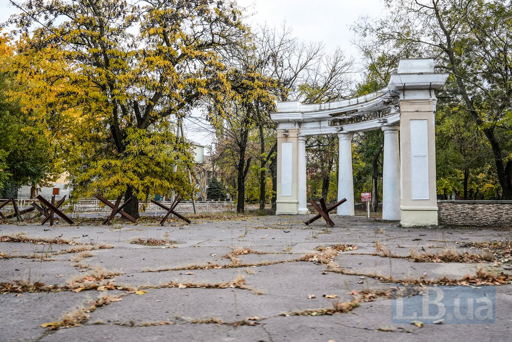 Парки в Херсоні порожні. Російські війська скидають міни з дронів у парках