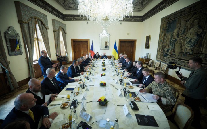 Зеленський зустрівся із представниками оборонних підприємств Чехії