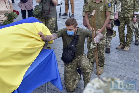 У Києві попрощалися із загиблим на Донбасі Героєм України Тарасом Матвіївим