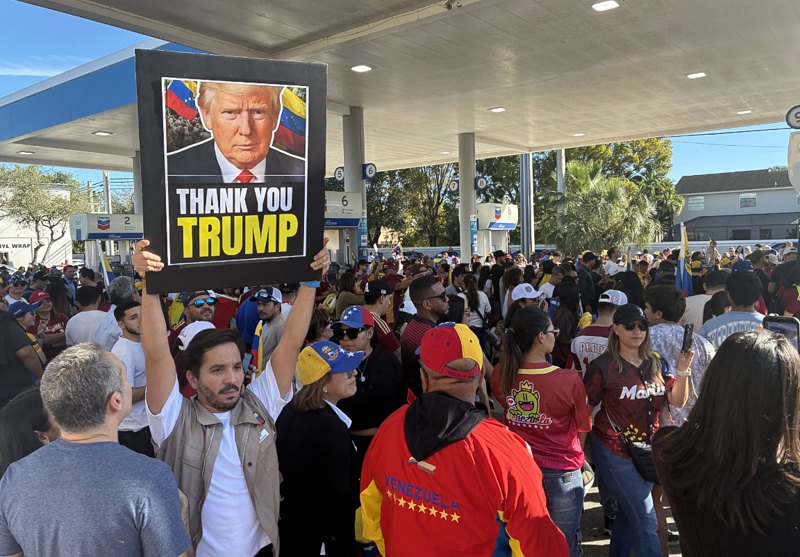 Венесуельці у Флориді святкують затримання Мадуро.