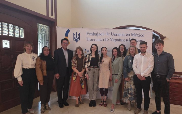 Поетка та ветеранка Оленка Герасим'юк відвідала посольство України в Мексиці