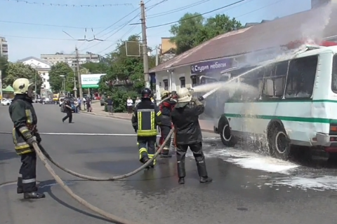 В Сумах пожарные предотвратили взрыв баллонов с газом в автобусе