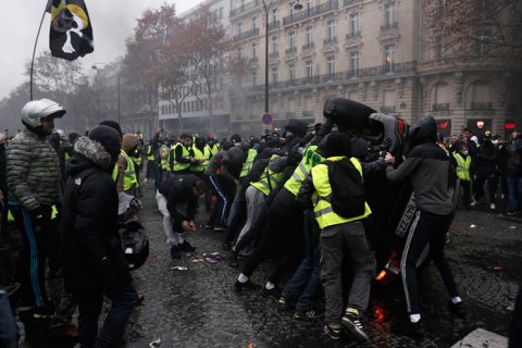 Поліція застосувала водомети до учасників акції "жовтих жилетів" у Парижі