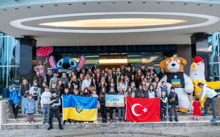 Туреччина вже вдруге цього року прийняла 63 дитини з різних регіонів України