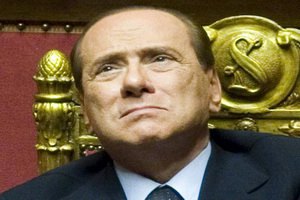Берлускони урежет зарплату итальянским политикам