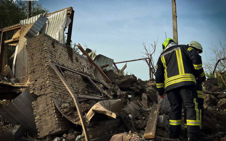 Унаслідок падіння уламків російських ракет на Київщині пошкоджені лікарня, АЗС та понад 40 будинків