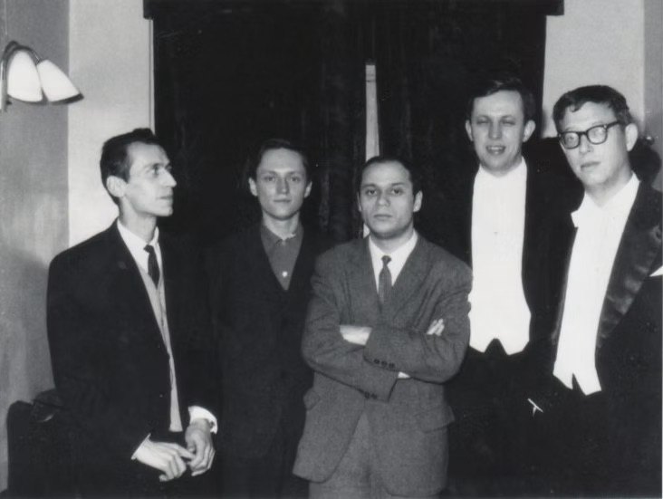 Молоді музиканти 1960-х об’єднані інтересом до сучасних світових тенденцій Валентин Сильвестров, Леонід Грабовський, Віталій Годзяцький, Ігор Блажков, Андрій Волконський. Київ, 1966.