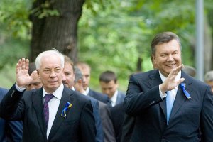 Янукович и Азаров поздравляют Федерацию бокса юбилеем