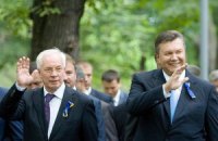 Янукович и Азаров поздравили автомобилистов