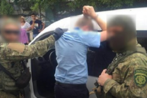 Затриманий за хабар львівський митник мало не збив поліцейського, утікаючи від правоохоронців
