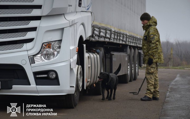 ДПСУ повідомила про розширення можливостей пропуску вантажівок через кордон з Угорщиною