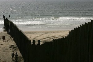 США продлят забор на границе с Мексикой подальше в Тихий океан