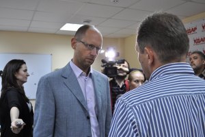 Советник Тимошенко считает, что оппоненты Яценюка в «Батькивщине» поступают подло