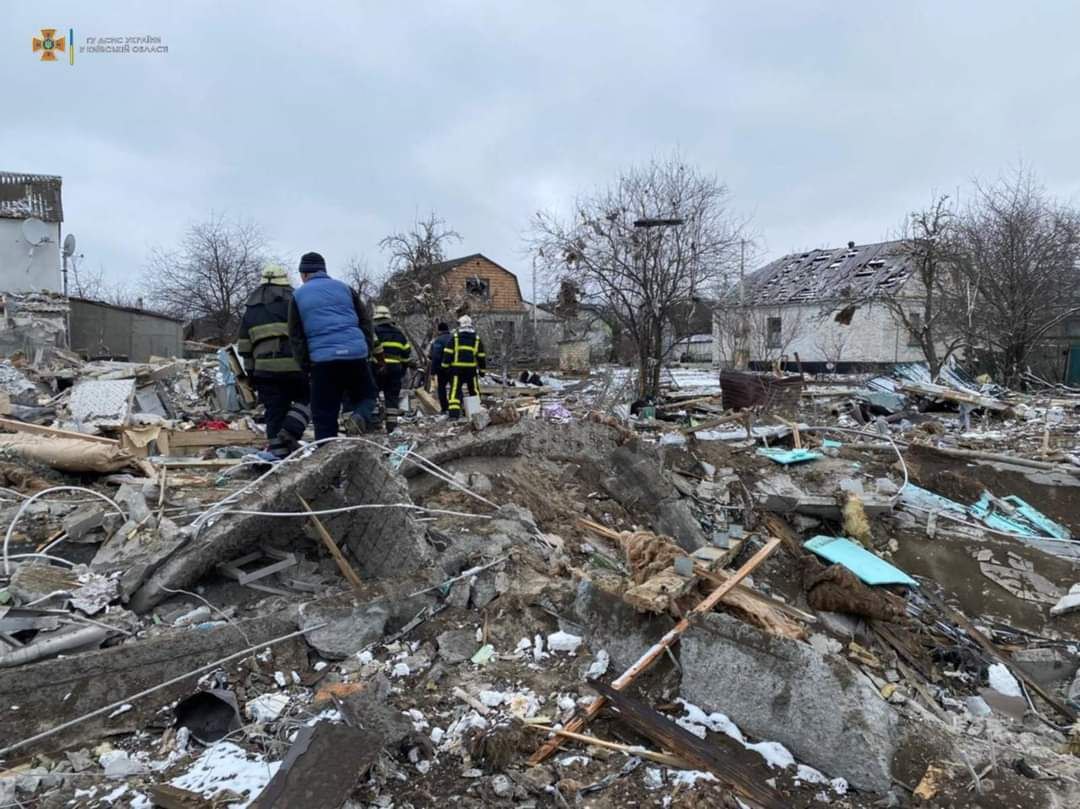 На месте дома в Калиновке под Киевом, где упала российская бомба,  образовалась огромная воронка - портал новостей LB.ua