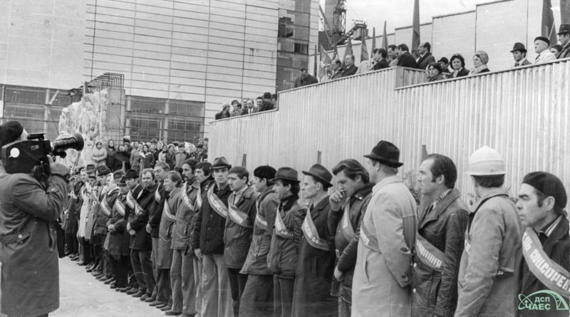 Урочистий мітинг із нагоди запуску першого енергоблока. Ніхто з присутніх робітників станції навіть не намагається
зобразити «трудовий ентузіазм»