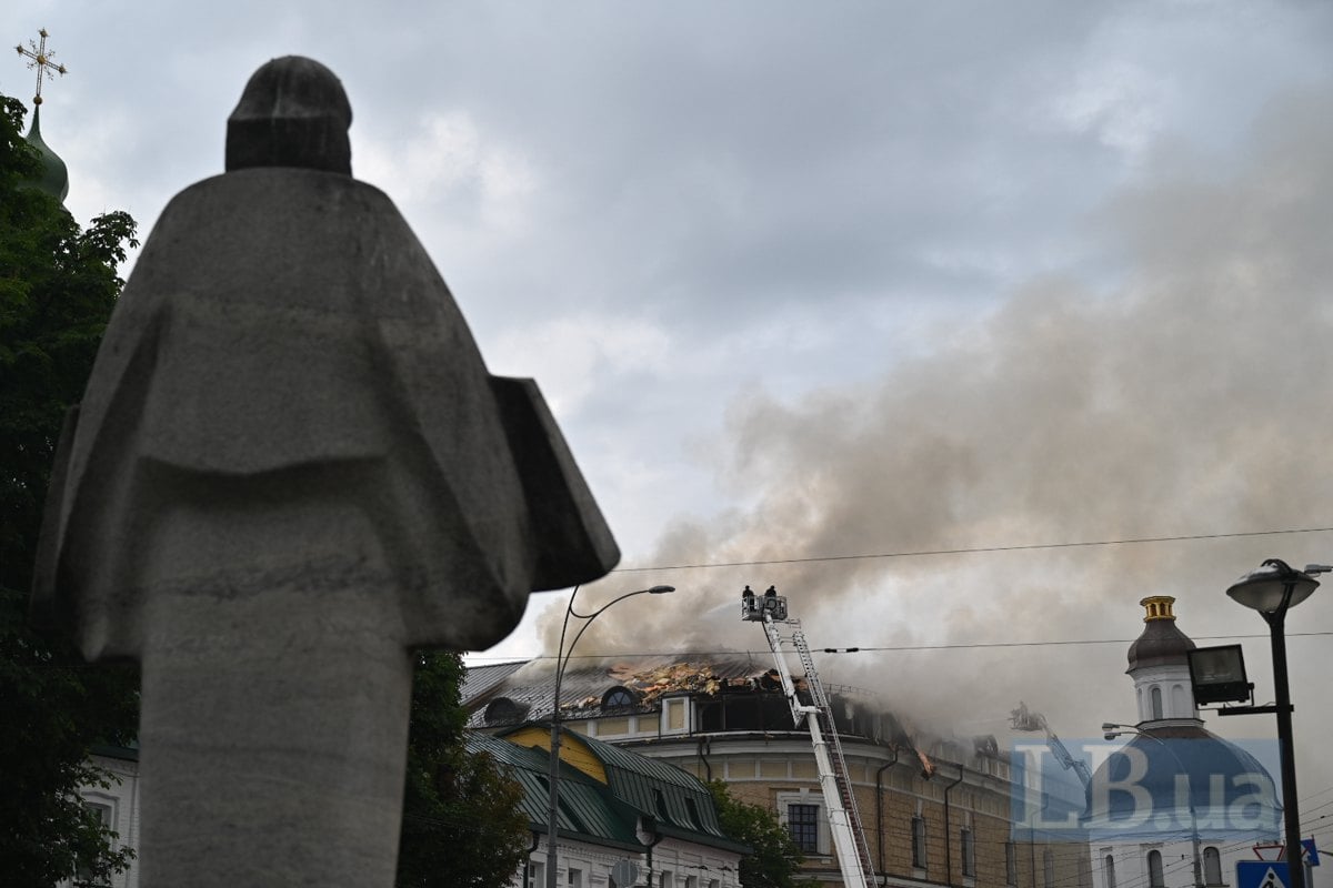 Рятувальники ліквідовують пожежі на даху Успенського собору Києво-Печерської Лаври 