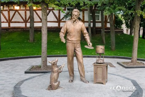 У Харкові встановили скульптуру академіка Вернадського з рецептом борщу