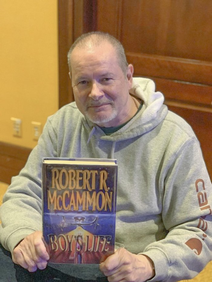 Роберт Маккеммон зі своєю книгою «Життя хлопця»