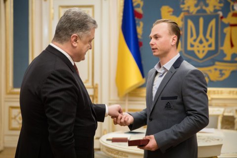 Порошенко вручив орден і сертифікат на квартиру олімпійському чемпіону Абраменку