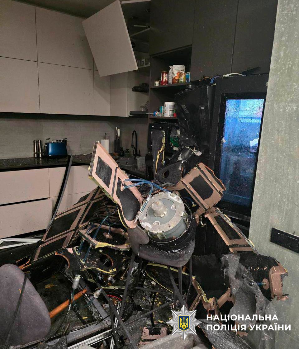 Російський дрон влетів у квартиру