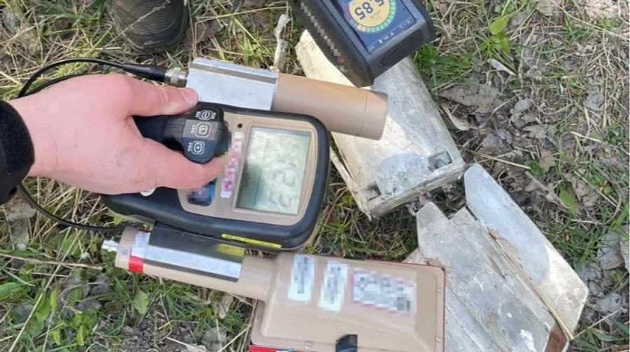 Вимірювання радіаційного фону на фрагментах ракети Р-60 класу повітря — повітря, які знайшли поблизу селища Камка.