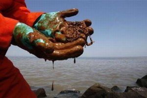 На Миколаївщині 3 км узбережжя забруднено схожою на мазут речовиною