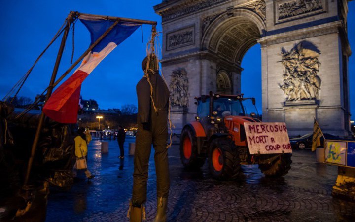 У Парижі фермери заблокували вулиці на знак протесту проти торговельної угоди з країнами Південної Америки