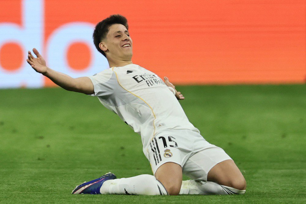 Гюлер святкує гол