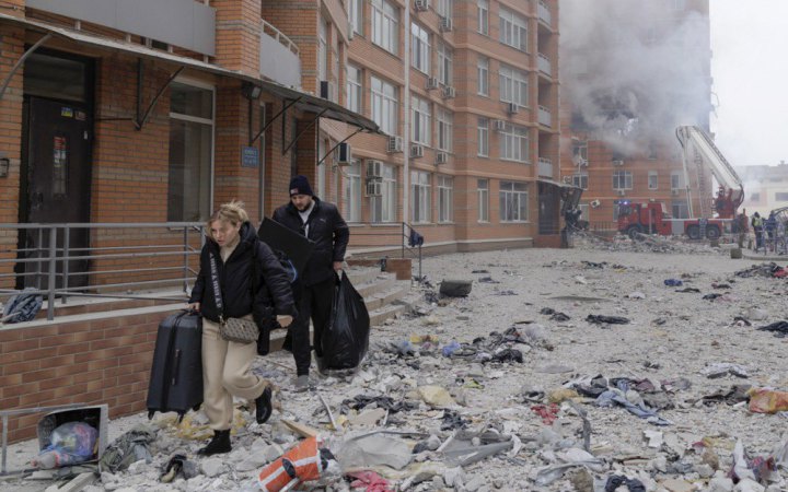 На Київщині внаслідок падіння уламків ворожих дронів пошкоджено будинки та автомобілі