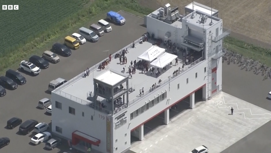 У Японії люди піднялися на дахи будівель на випадок цунамі 