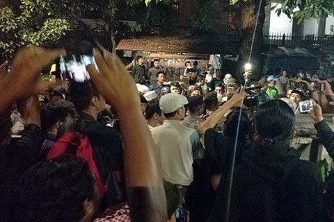 В Индонезии толпа людей напала на собрание коммунистов