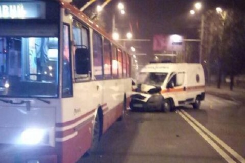 В Харькове скорая помощь врезалась в троллейбус