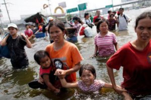 Бангкок затопило: вода подбирается к дому премьер-министра