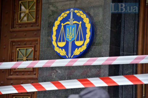 Вход в ГПУ заклеили ограничительной лентой, сделать то же самое в МВД помешала полиция