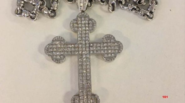 Крест с бриллиантами, изъятый у Цветкова 