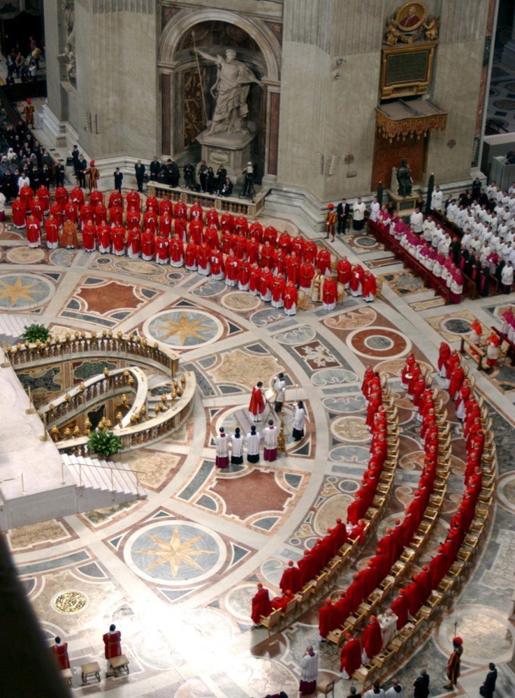 Перед початком конклаву кардинали моляться у соборі Святого Петра.