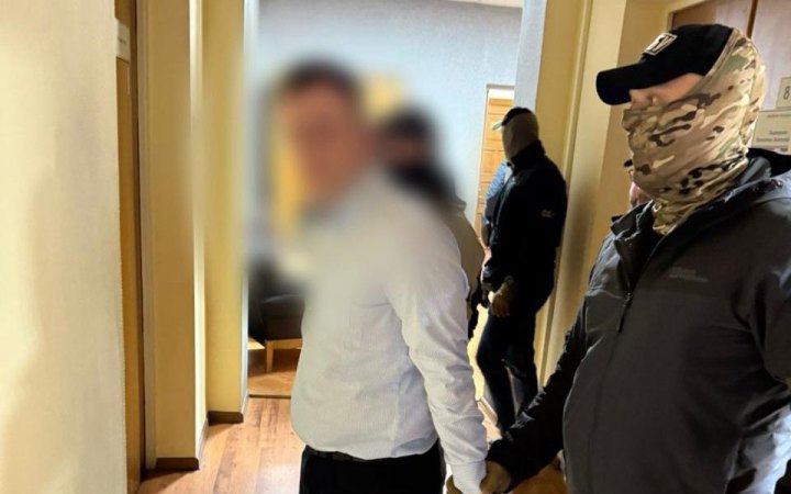На Київщині затримали двох прокурорів за вимагання $50 тисяч у підприємця