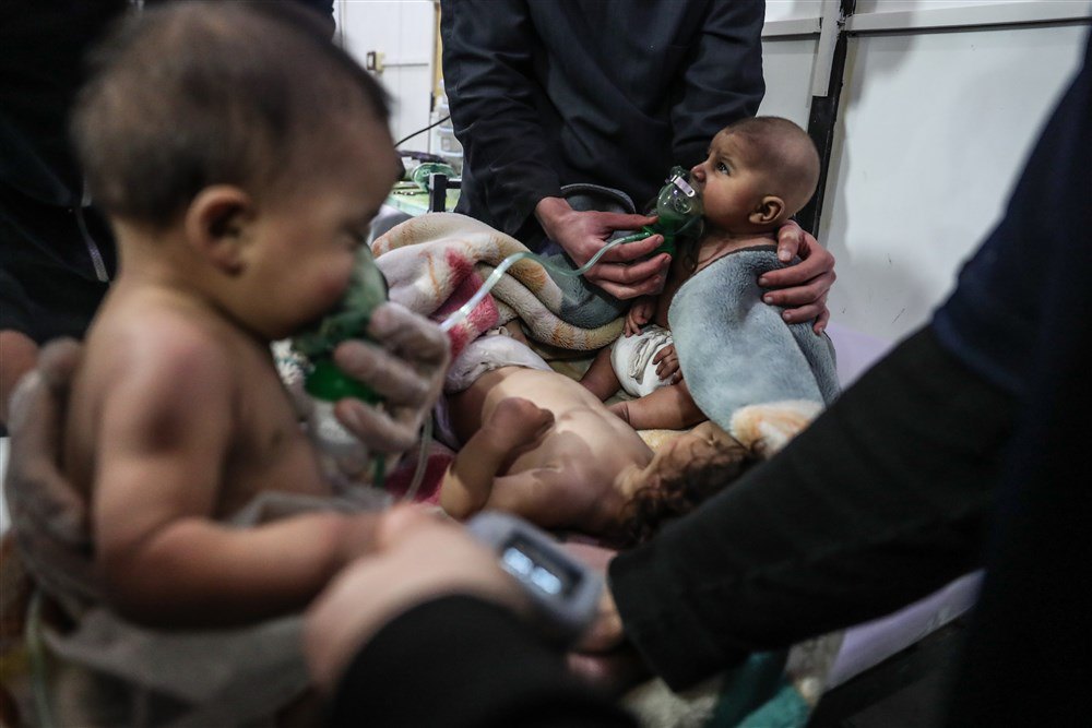 Немовлята отримують медичну допомогу після газової атаки на село аль-Шіфуніє, Східна Гута, Сирія, 25 лютого 2018 р.