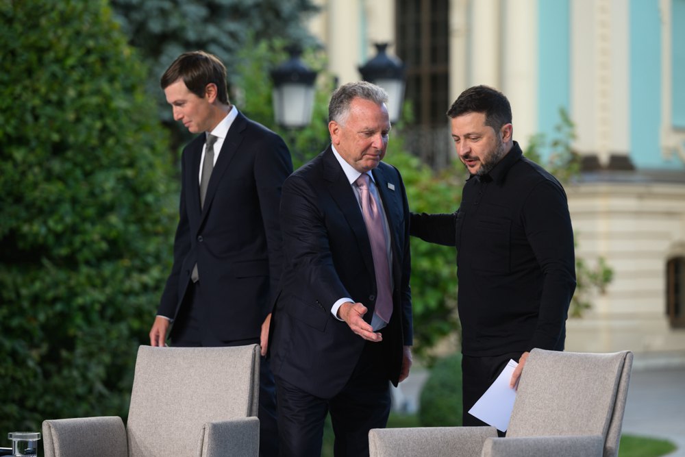 Президент Володимир Зеленський, Стів Віткофф (у центрі) і Джаред Кушнер під час пресконференції після зустрічі в Києві