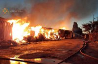 В Харькове сгорел склад с древесиной, пожарные спасли оператора электроподстанции