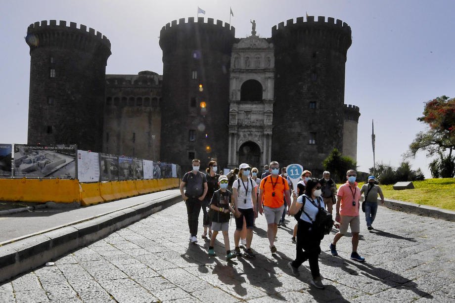 Туристи в супроводі екскурсовода перед замком Кастель-Нуово в Неаполі, 24 травня 2021 р.